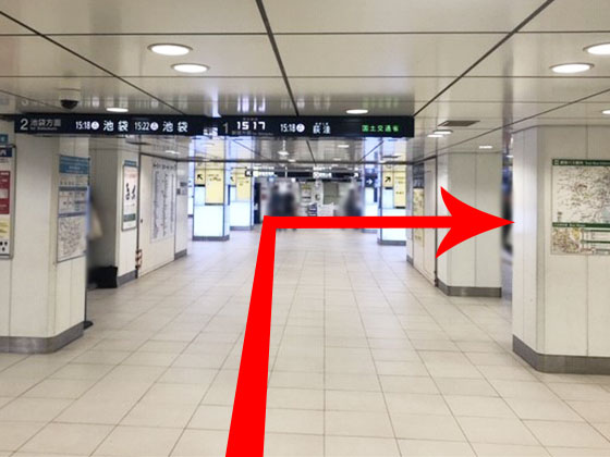 東京メトロ丸ノ内線・副都心線の新宿三丁目駅、伊勢丹方面改札を出ましたら、右方向のA２出口へ進みます。