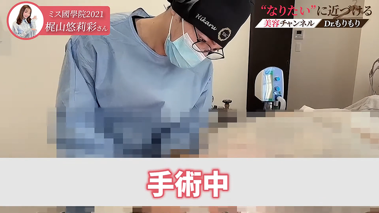手術着姿で顎下の脂肪吸引の処置を進める森医師