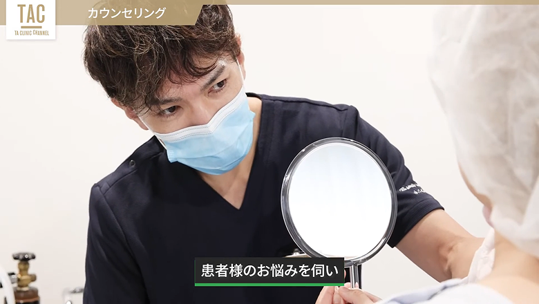 カウンセリングで手鏡を使って悩みを伺う石橋医師