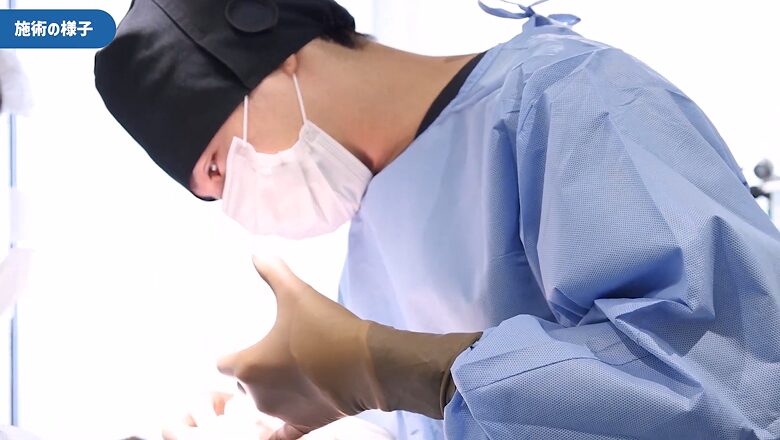 集中して小顔整形施術を行う森医師の様子