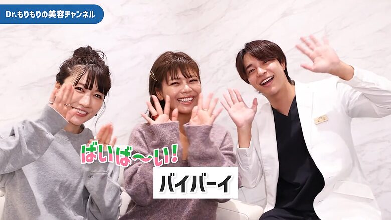 アフタートークを終えて笑顔で手を振る